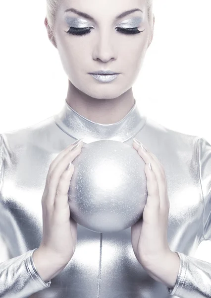 Киберженщина с серебряным шаром — стоковое фото