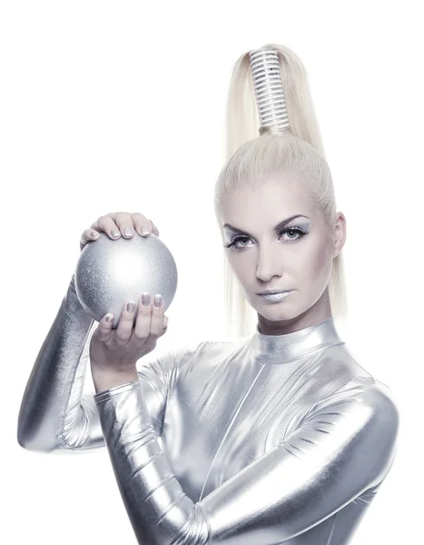 Vackra cyber kvinna med silver ball — Stockfoto