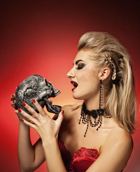 Schöne Hexe mit Totenkopf — Stockfoto