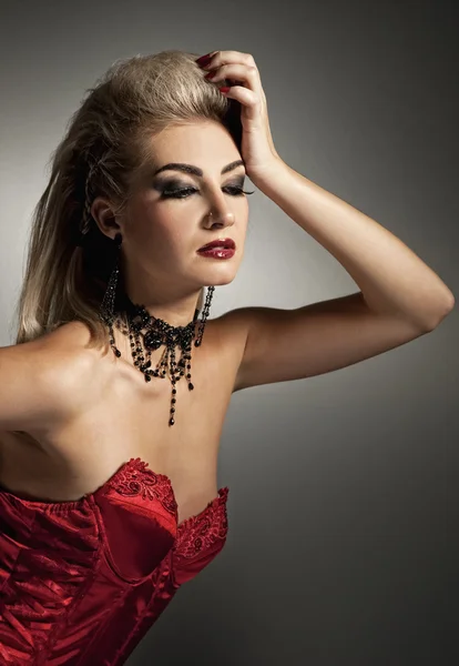 Sexy vamp vrouw met creatieve kapsel — Stockfoto