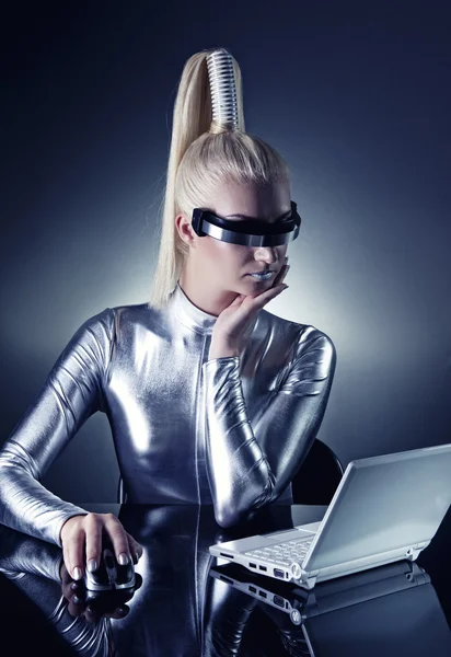 Киберженщина работает над своим ноутбуком — стоковое фото