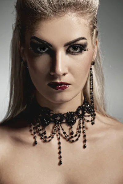 Vampyr blond kvinna — Stockfoto