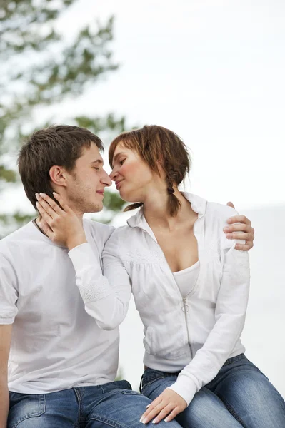 Junges Paar Küsst Sich Freien — Stockfoto