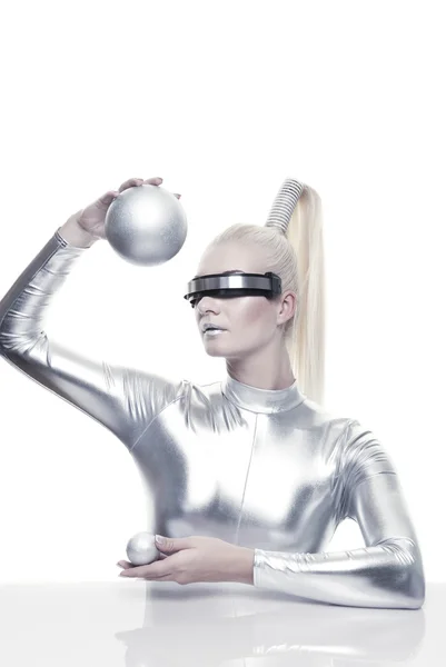 Mujer cibernética con bolas de plata — Foto de Stock