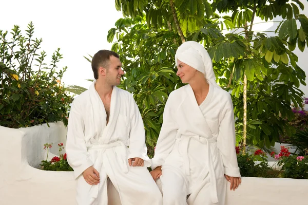 年轻夫妇洗完澡后放松 — 图库照片