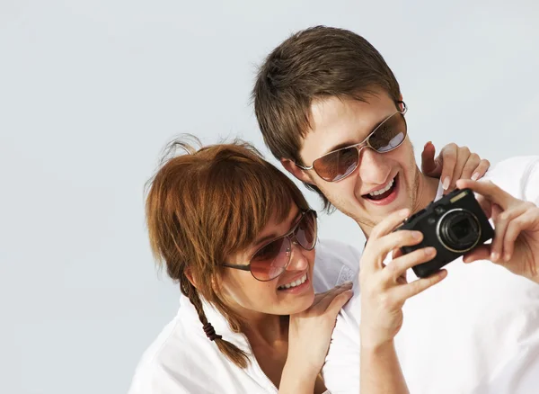 幸福的情侣与数字相机 — 图库照片