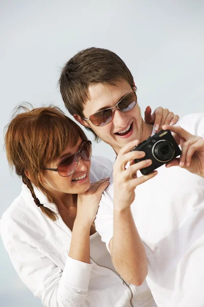 Casal Feliz Com Uma Câmera Digital — Fotografia de Stock