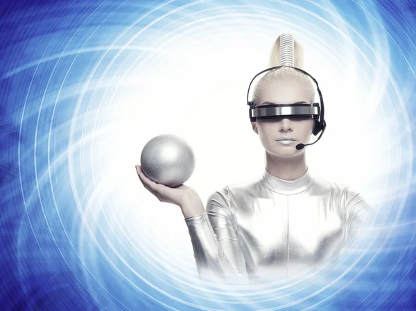 Mujer cibernética con una bola de plata — Foto de Stock