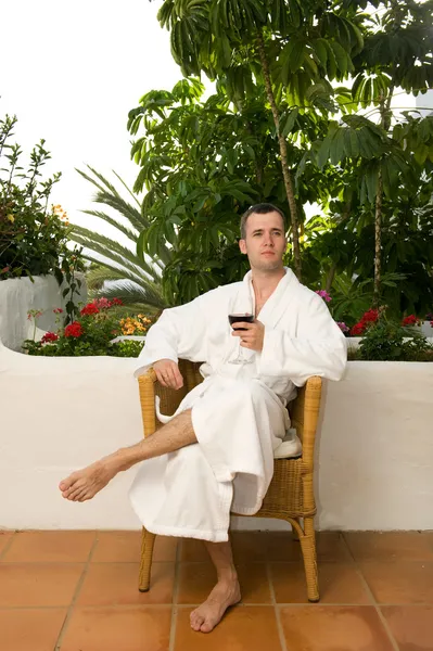 お風呂の後にワインを飲む若いハンサムな男性 — ストック写真