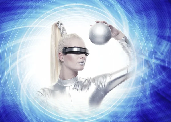 Cyber kvinna med en silver boll — Stockfoto