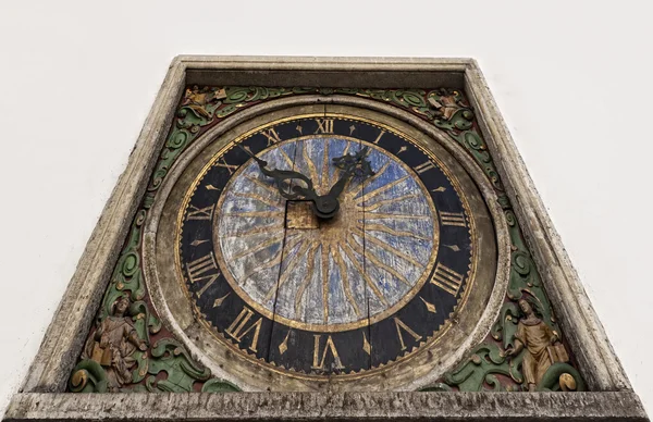 白い背景で隔離された古代の時計 — ストック写真