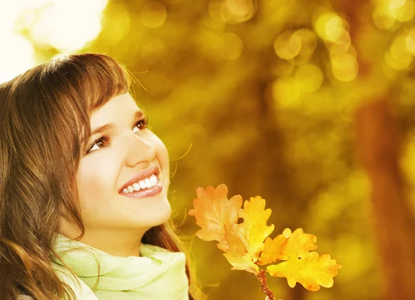 Krásné Romantické Bruneta Golden Podzimní Listy Close Portrét — Stock fotografie