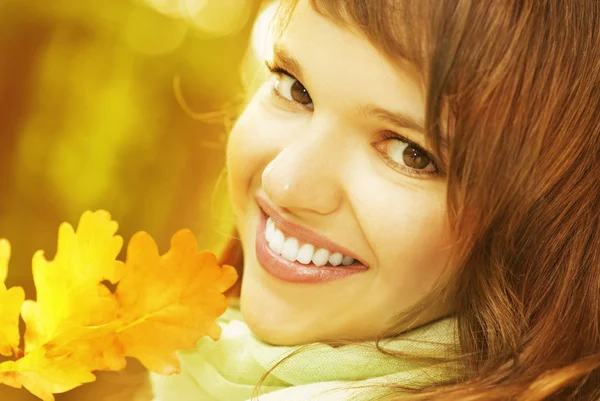 Mooie Romantische Brunette Met Gouden Herfst Blad Close Portret — Stockfoto