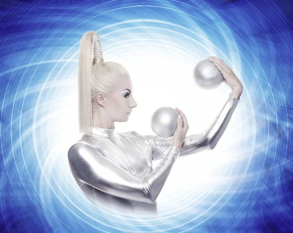 Cyber kvinna med silver bollar — Stockfoto