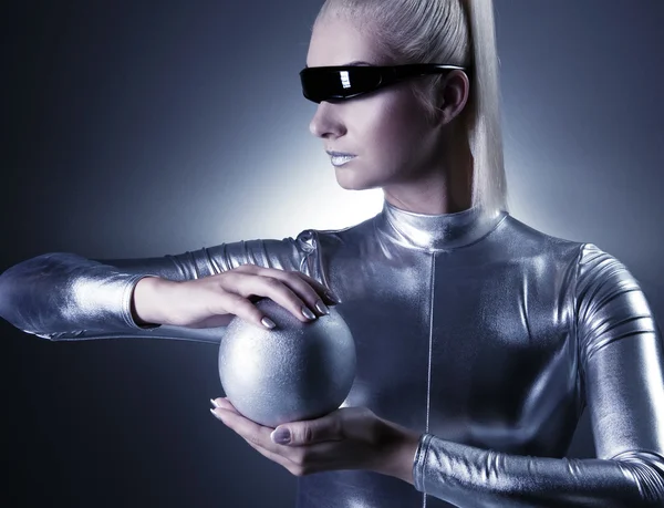 Cyber-Frau mit silberner Kugel — Stockfoto