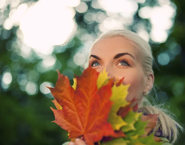 Mulher Romântica Bonita Com Folha Outono Dourada Close Retrato — Fotografia de Stock