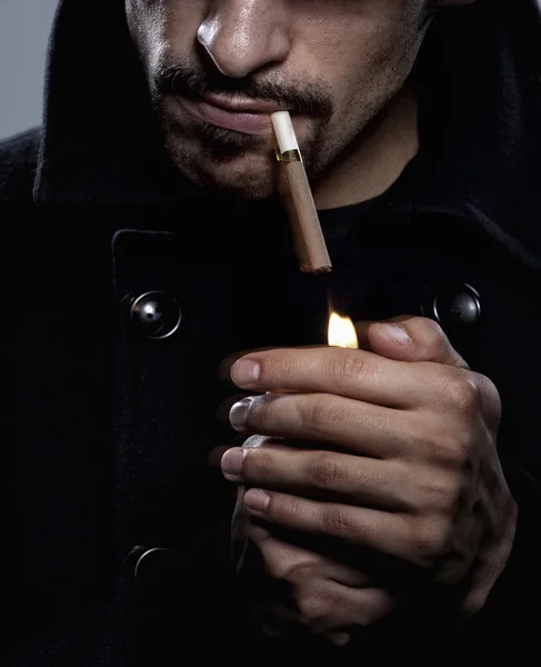Muž Zapaloval Cigaretu Zblízka — Stock fotografie