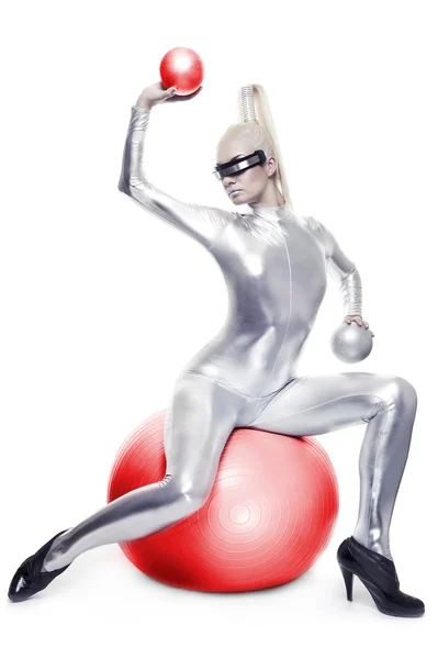 Mulher cibernética sentada em uma bola vermelha — Fotografia de Stock