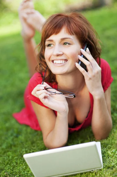 Šťastná Mladá Žena Mluví Telefonu — Stock fotografie