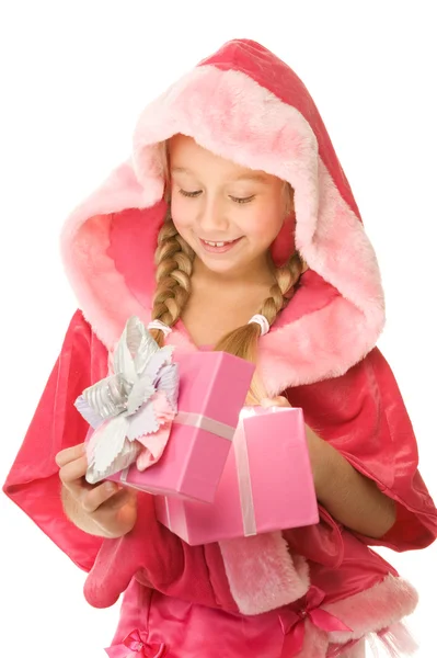 圣诞节的小女孩打开她的礼物 — 图库照片