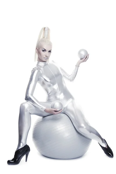 Киберженщина, сидящая на серебряном шаре — стоковое фото