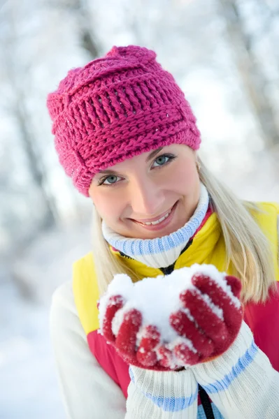 Eingefrorene Schöne Frau Winterkleidung Freien — Stockfoto