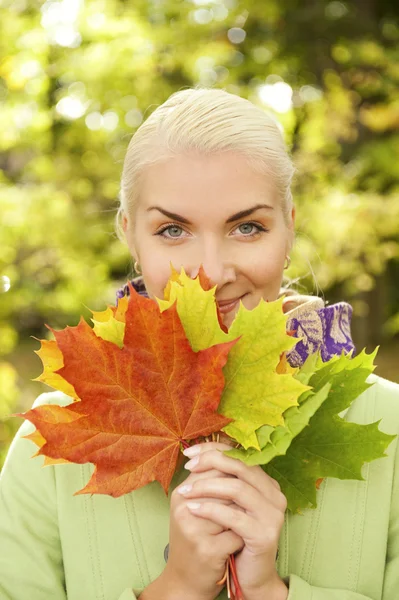 Mooie Romantische Vrouw Met Gouden Herfst Blad Close Portret — Stockfoto