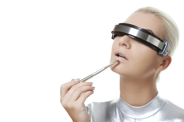 Hermosa mujer cibernética aplicando lápiz labial —  Fotos de Stock