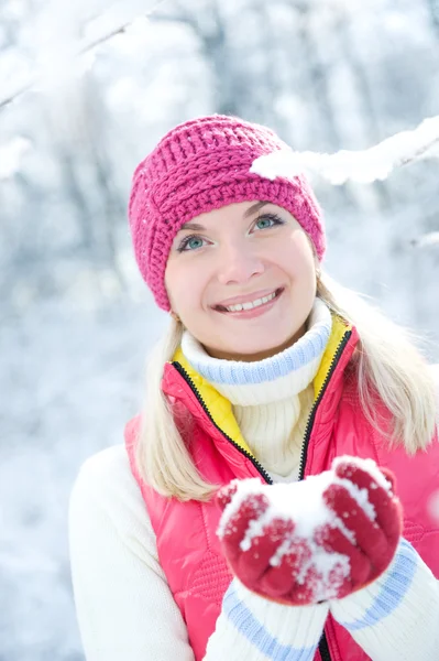 Lachende Mooie Vrouw Spelen Met Sneeuw — Stockfoto