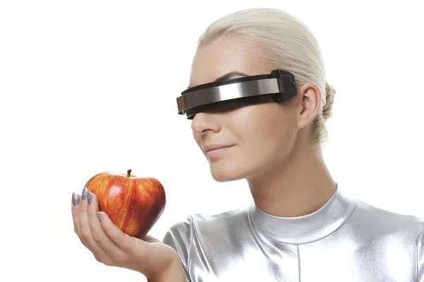 Mujer cibernética con una manzana — Foto de Stock
