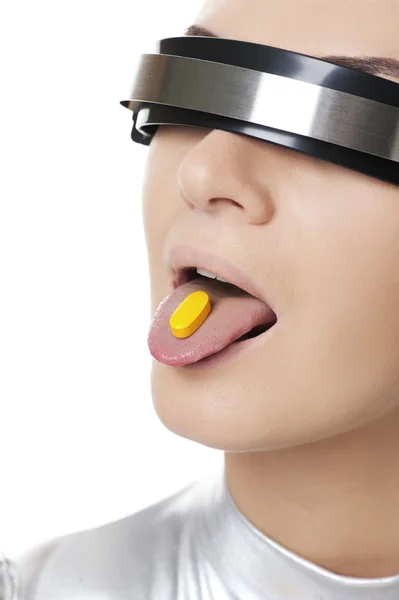 Красивая кибер-женщина с таблеткой — стоковое фото