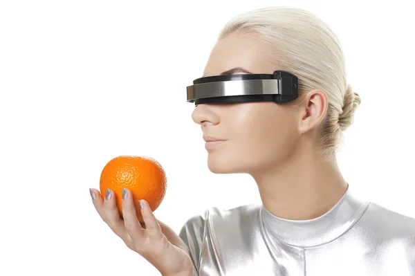 Cyber γυναίκα με ένα πορτοκάλι — Φωτογραφία Αρχείου