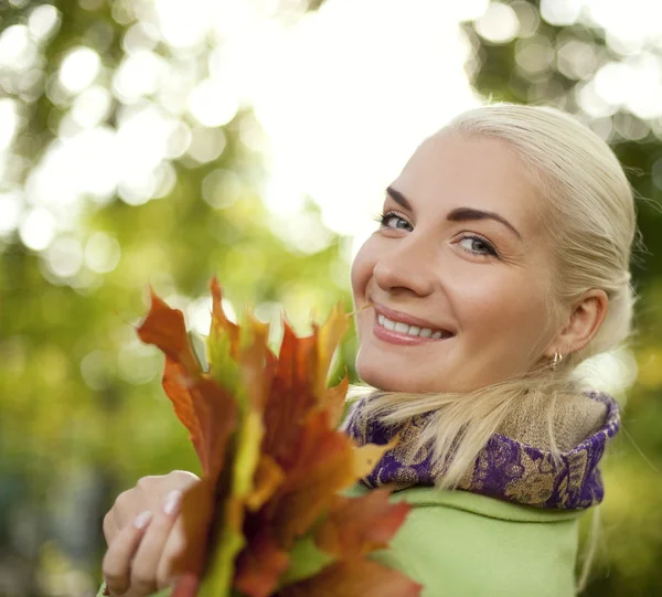 Mujer con hojas de otoño —  Fotos de Stock