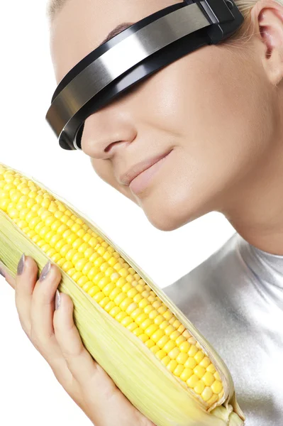 Cyber femme avec un maïs — Photo