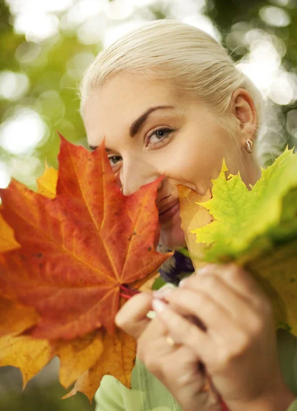 Femme aux feuilles d'automne — Photo