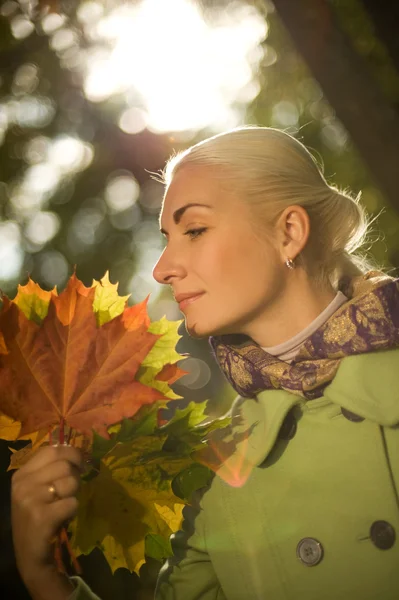 Donna con foglie d'autunno — Foto Stock