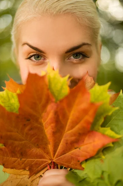 Krásná Romantická Žena Golden Podzimní Listy Close Portrét — Stock fotografie