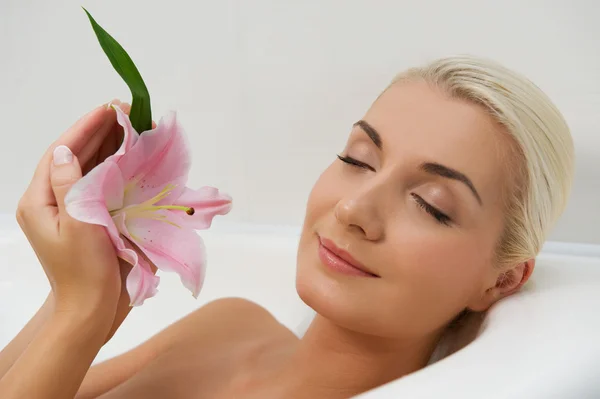 Femme de détente dans la salle de bain — Photo