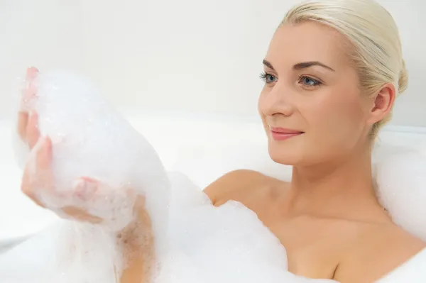 Жінка миє у ванній — стокове фото
