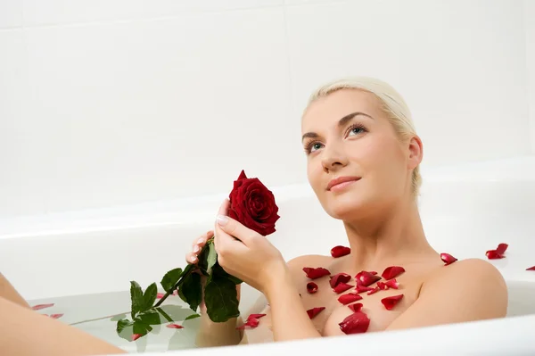 Vrouw ontspannen in badkamer — Stockfoto