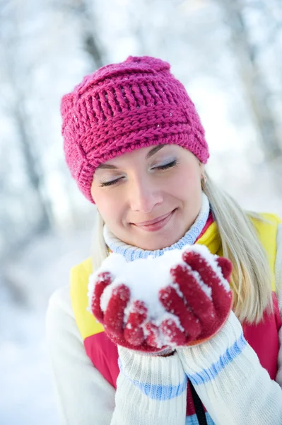 Eingefrorene Schöne Frau Winterkleidung Freien — Stockfoto