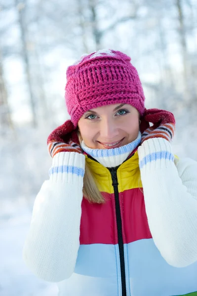 Zmrazené Krásná Žena Přírodě Zimní Oblečení — Stock fotografie
