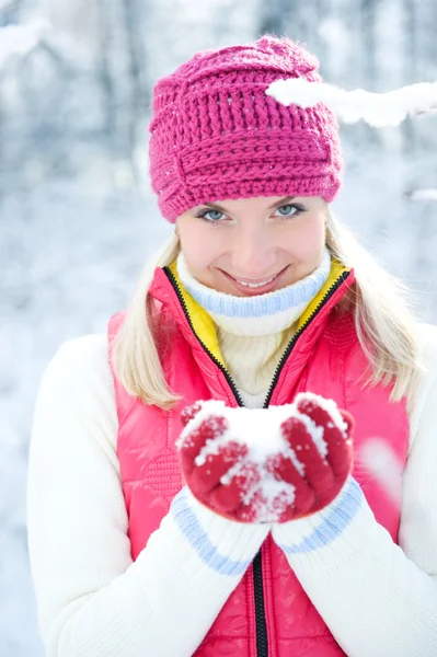 Sorrindo Bela Mulher Brincando Com Neve — Fotografia de Stock