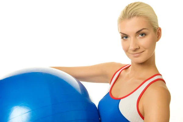 フィットネス ボールを保持している女性トレーナー — ストック写真