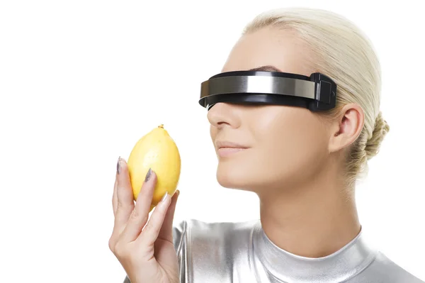 Cyber-Frau mit frischer Zitrone — Stockfoto