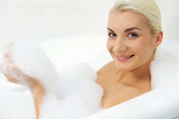 Жінка миє у ванній — стокове фото