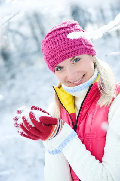 Leende Vackra Kvinna Leker Med Snö — Stockfoto