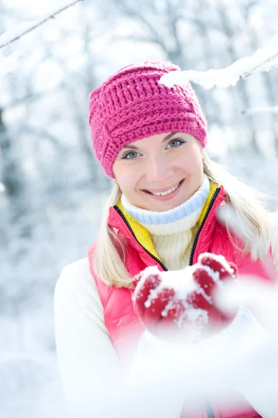 Sonriente Hermosa Mujer Jugando Con Nieve — Foto de Stock