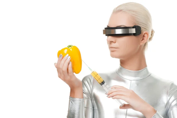 Mulher cibernética a tomar vitaminas — Fotografia de Stock