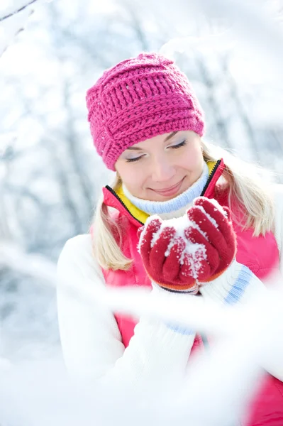 Gülümseyen Güzel Kadın Kar Ile Oynama — Stok fotoğraf